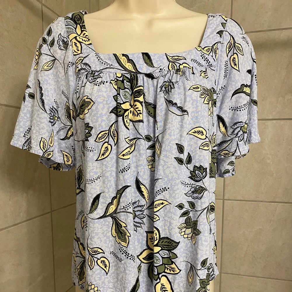 EUC Ann Taylor Factory lightweight flowered short sleeved top, size Small